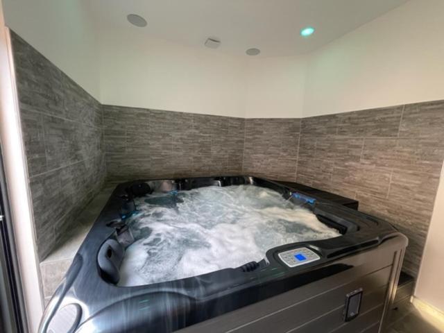 - Le Nuage - Unique, Espace Spa Privatif Et Jardin Avec Plancha Et Salon Privatif, Stationnement Public Gratuit Niort Luaran gambar